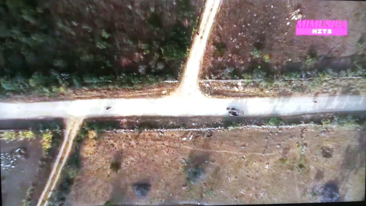 Toma aérea de un videoclip en MiMúsica Hits, fotografiada en el televisor del señor Ignacio