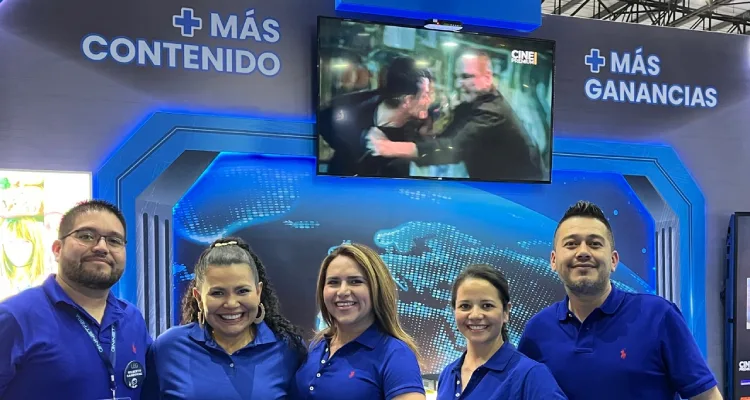 Equipo de LEG atendiendo en el stand de Andina Link 2023