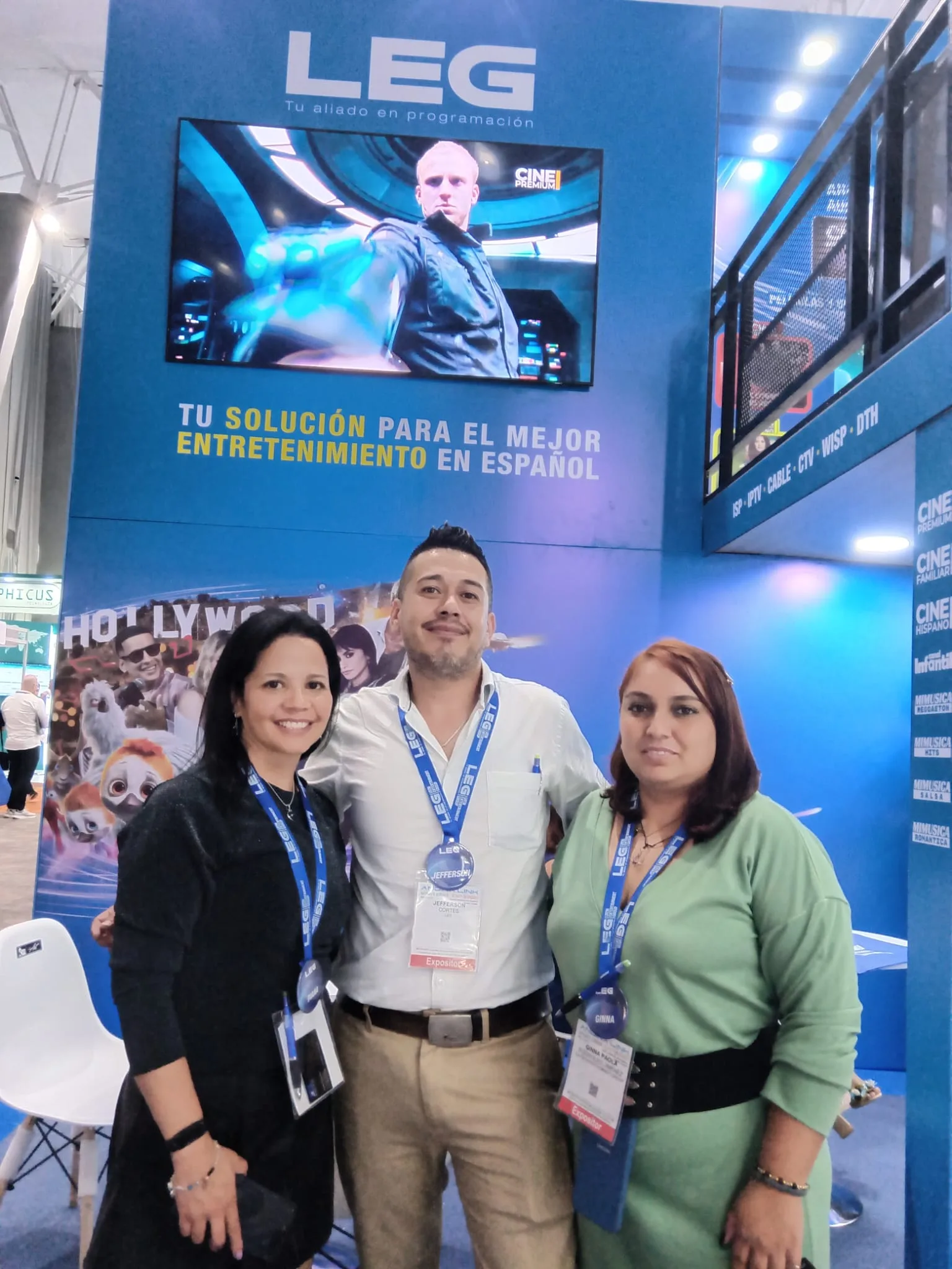 Equipo de LEG en su stand de Andina Link 2024